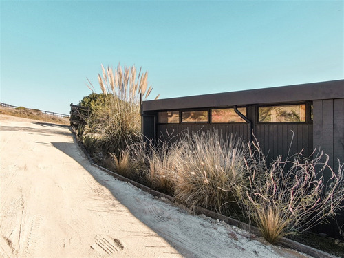 Casa En Venta En Pichilemu, Con Gran Vista Al Mar