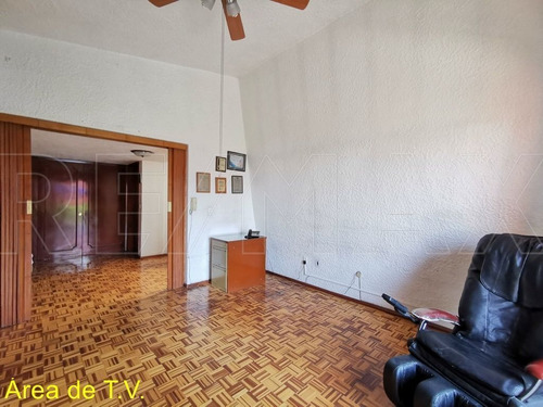 Casa De 215m2t / 347m2c / 4r / 3.5b / 1a / Vigilancia
