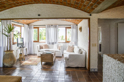 Hermosa Casa En Venta, Zona Península-punta Del Este