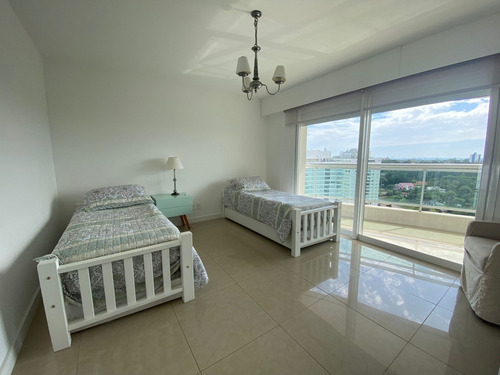 Imagen 19 de 28 de Venta - Apartamento 2 Dormitorios + Servicio Completo, Parada 18 De La Mansa, Punta Del Este.