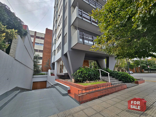 Extraordinario Piso De 3 Ambientes Con Dependencia, Cochera Y Balcón