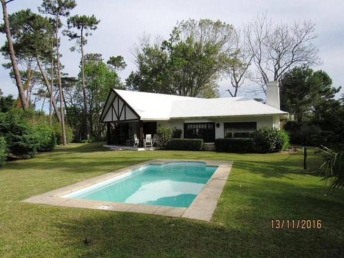 Imagen 1 de 10 de Id 1698 - Muy Buena Casa Con Piscina Y Parque. Con Acceso A Playa Brava.