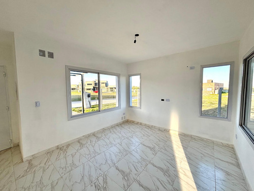 Venta Casa 2 Dormitorios Otros Barrios Con Cochera