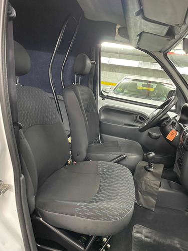 Imagen 8 de 15 de Renault Kangoo 2015 1.6 Furgon Ph3 Confort 1plc