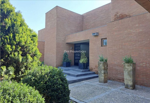 Casa En Arriendo De 4d/5b En Condominio. En Colina