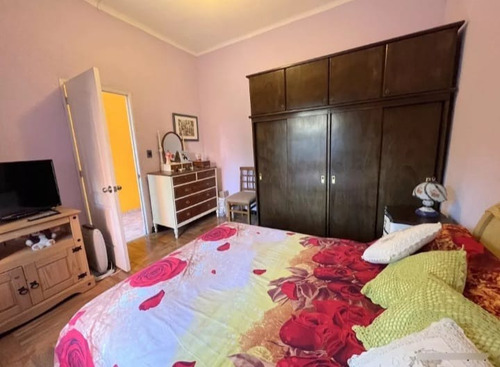 Oportunidad! Vendo Impecable Casa De 2 Dormitorios, Fondo Y Cochera, Ubicada En La Mejor Zona De Buceo, Acepta Banco.