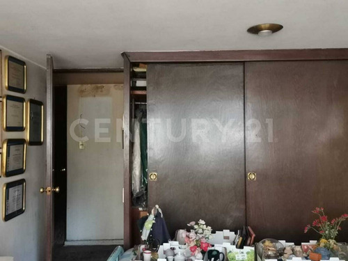 Casa En 2 Niveles Con Potencial Para Modernizar O Construir Un Gran Proyecto