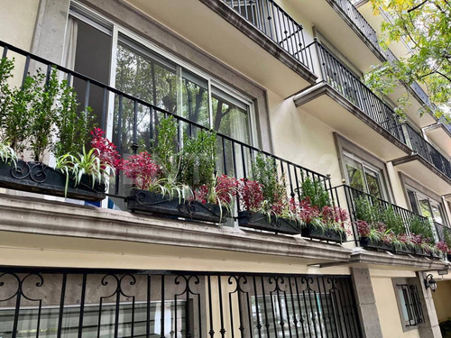 En 1er Piso, Con Balcón A Una Calle De Parque Gandhi