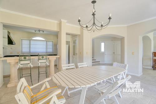 Laguna Del Sol. Espectacular Casa 5 Amb En Lote De 827 M²