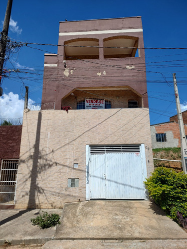Sobrado A Venda, Imóvel Com Ótima Estrutura E Excelente Manutenção