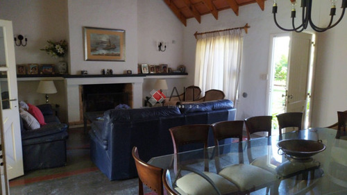 Imagen 6 de 17 de Casa De 3 Dormitorios Con Amplio Jardin Y Piscina, Totalmente Cercada.
