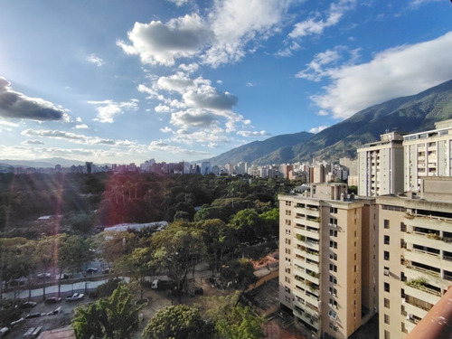 Se Alquila Amplio Y Cómodo Apartamento Con Excelente Ubicación En Urb. La Carlota. (13a)