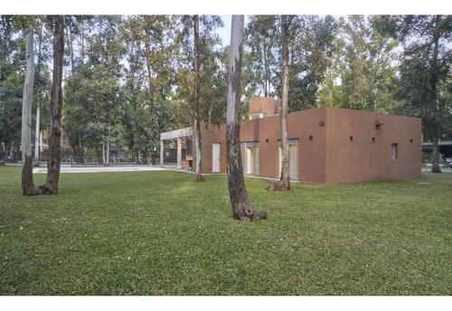 Casa De 3 Dormitorios Con Cochera, Galería Y Piscina