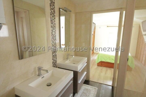 Casa Con Piscina En Venta En La Boyera 24-22058 Cs
