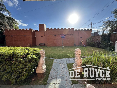 Casa Desarrollada En Una Sola Planta Sobre Amplio Lote