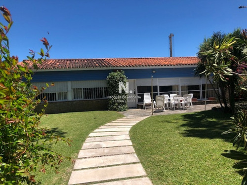 Hermosa Casa En Venta En Zona De Playa Mansa.- Ref: 3522