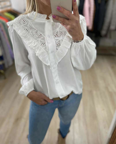 Imagen 4 de 4 de Blusa Remera Con Broderie Mujer The Big Shop