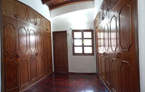 Se Vende Amplia, Acogedora Y Moderna Casa En Colinas De Santa Mónica. (r.o)