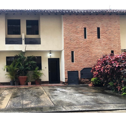 Clara Figueredo Vende Town House En Res. Limon Country. Guayabal Naguanagua (plth-347)