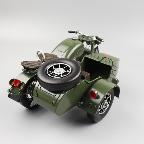 Modelo En Miniatura Motocicleta Modelo Paisaje Verde