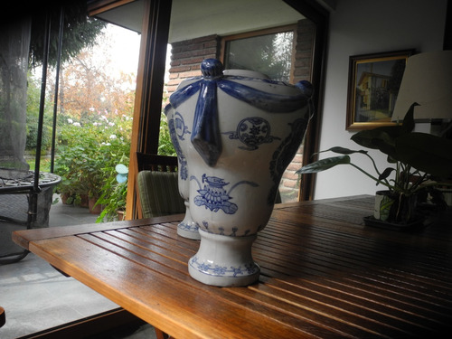 Par De Potiche De Porcelana Antiguos Con Relieves Y Dibujos