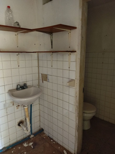 Se Vende En Precio De Oportunidad Local Céntrico A Pie De Calle En Los Edificios El Chaparral De La Ciudad De Anaco. (a.p)