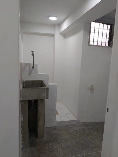 Apartamento 63 Mts, 2 Hab, 1 Baño, Av Lecuna, Sin Estacionam