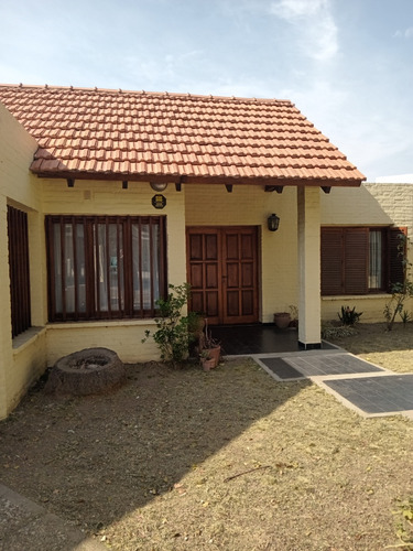 Casa De 4 Dormitorios Patio Y Cochera. Apta Crédito