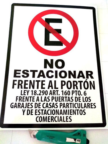 Imagen 2 de 2 de Letrero No Estacionar Frente Al Portón Con Ley. 30x40 Cm