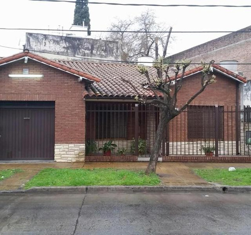 Chalet Con Muy Buena Distribucion, Ambientes Amplios, 3 Dorm