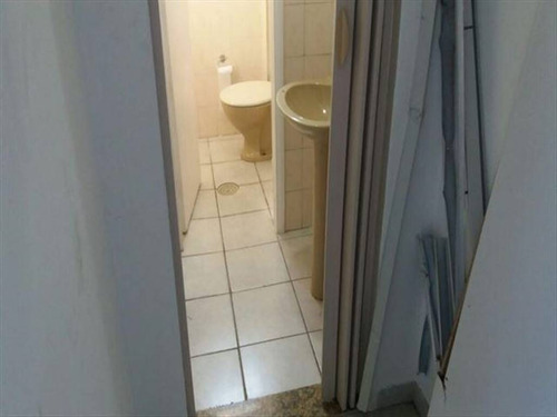 Imagem 2 de 13 de Sala Comercial Em Ótimo Estado Com Banheiro Na Vila São Jorge Em São Vicente E Está Em Otimo Estado Para Montar Seu Escritorio Ou Seu Consultório Ou Até Mesmo Um Comercio Com Uma Otima Localização Pr