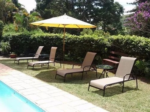 Imagem 1 de 5 de 2 Cadeiras Espreguiçadeiras Alumínio De Piscina Com Mesinha