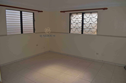 Imagen 12 de 16 de Amplio Pent-house De 250 Mtrs Con Jacuzzi. Revestido En Caoba En Sala, Estar, Comedor Y Habitación Principal. Con Excelente Ubicación Cerca De Supermercados, Ferreterías, En La Moraleja (eaa-003)