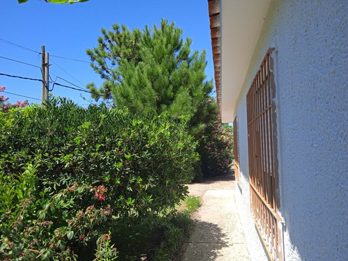 Casa Esquina Sobre Avda. 2 Dormitorios, Lagomar Sur.