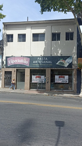 Imagen 1 de 11 de Gran Local Frente A Avenida General Flores