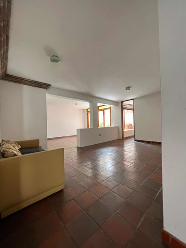 Imagen 2 de 16 de Amr Vende Espaciosa Y Bella Casa En La Urb. Merida