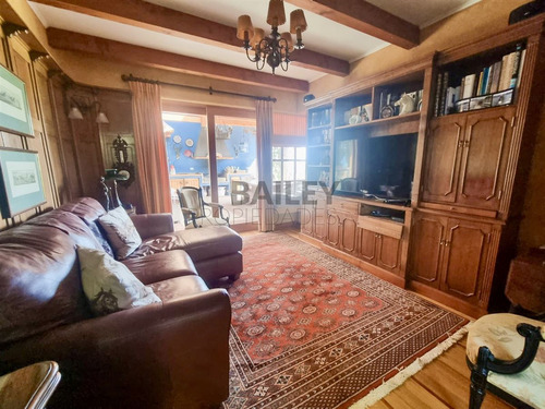 Casa En Venta De 5 Dorm. En Concón