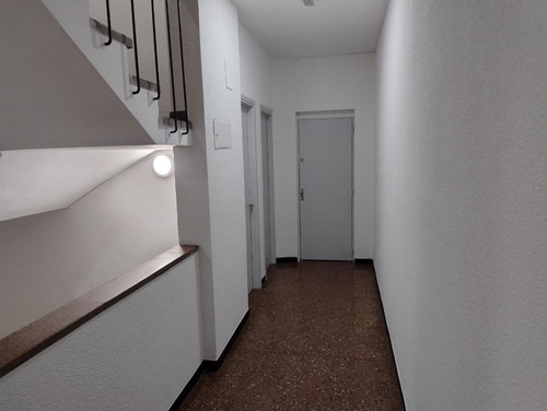 Mas Barato Que Un Auto, Apartamento Con Destino Exclusivo A Estudio- Comercio, Baño De Uso Común Con Otra Unidad.