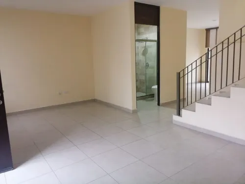 En Venta Casa En Puerta De Piedra, Equipada, Jardín, 3 Recamaras, Alberca