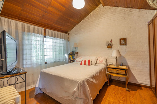 Casa En Venta, 4 Dormitorios Centro Adrogue