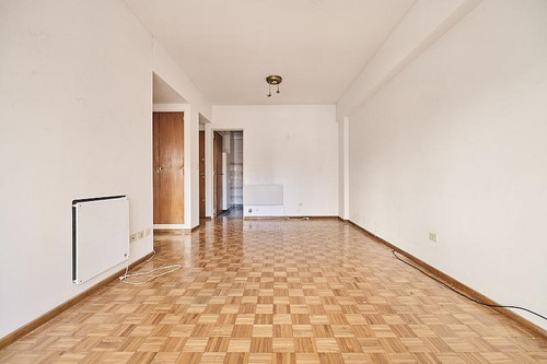 Departamento De Dos Ambientes Con Balcón Corrido Al Frente Y Cochera Espacio En Colegiales