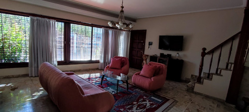 Gran Chalet 4 Ambientes, Cochera Para V/autos, Quincho.