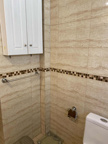 Casa 4 Dormitorios Y 2 Baños. Estacionamiento Para 3 Autos.