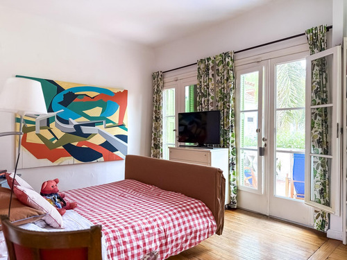 Casa En Venta, 3 Plantas, Gran Jardín, Pileta Y Cochera - San Isidro