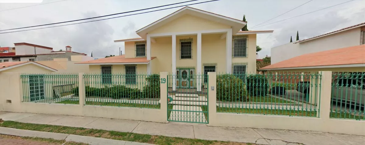 Casa En Colinas Del Cimatario, Querétaro. Remate Bancario.