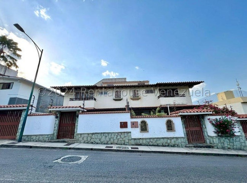 Espectacular Casa, Remodelada Internamente, Bellas Areas Sociales En Colinas De Bello Monte Mls 24-24938 Zr
