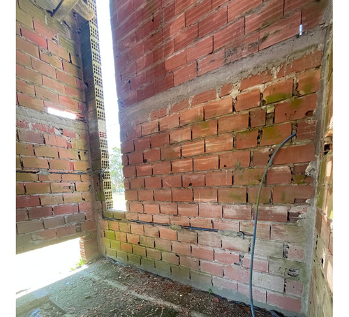 Terreno Con Gran Construcción, Camet Norte