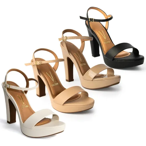 Quatro sandálias Vizzano de salto alto em cores variadas: branco, bege, nude verniz e preto alinhadas diagonalmente