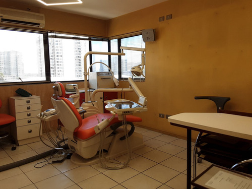 Se Vende 2 Oficinas/consulta Medica, Cdte Whiteside Con La M