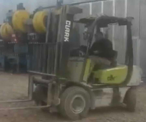 Imagen 3 de 12 de Autoelevador Clark 2,5tn Diesel C/desplazador Envios Al Pais